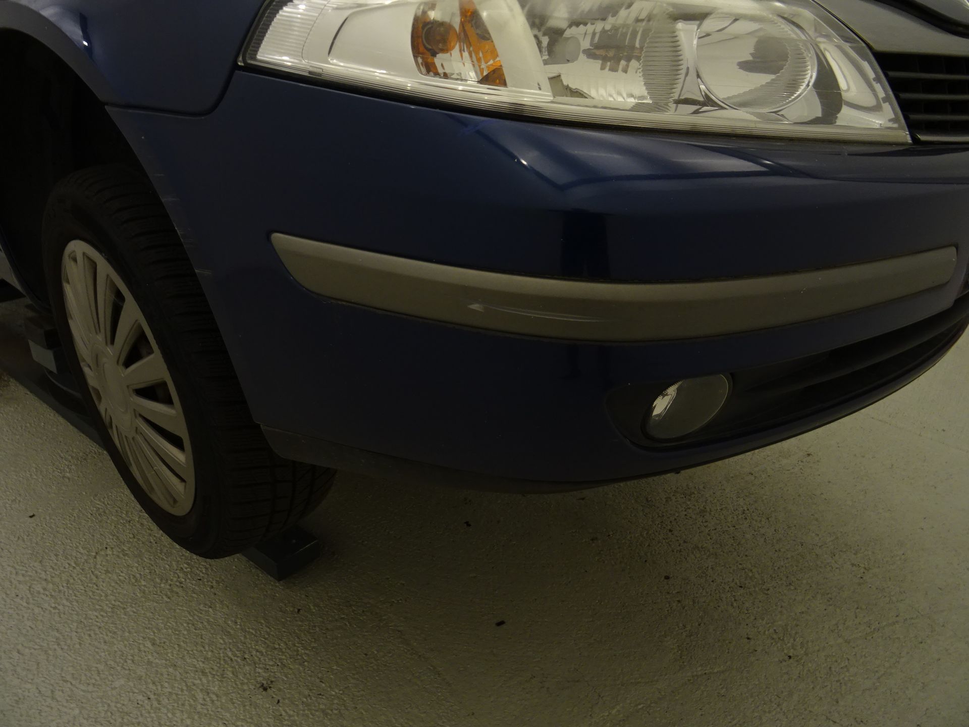 Renault Laguna 2 original Stoßstange Stossfänger vorn TED44-bleu odyssee