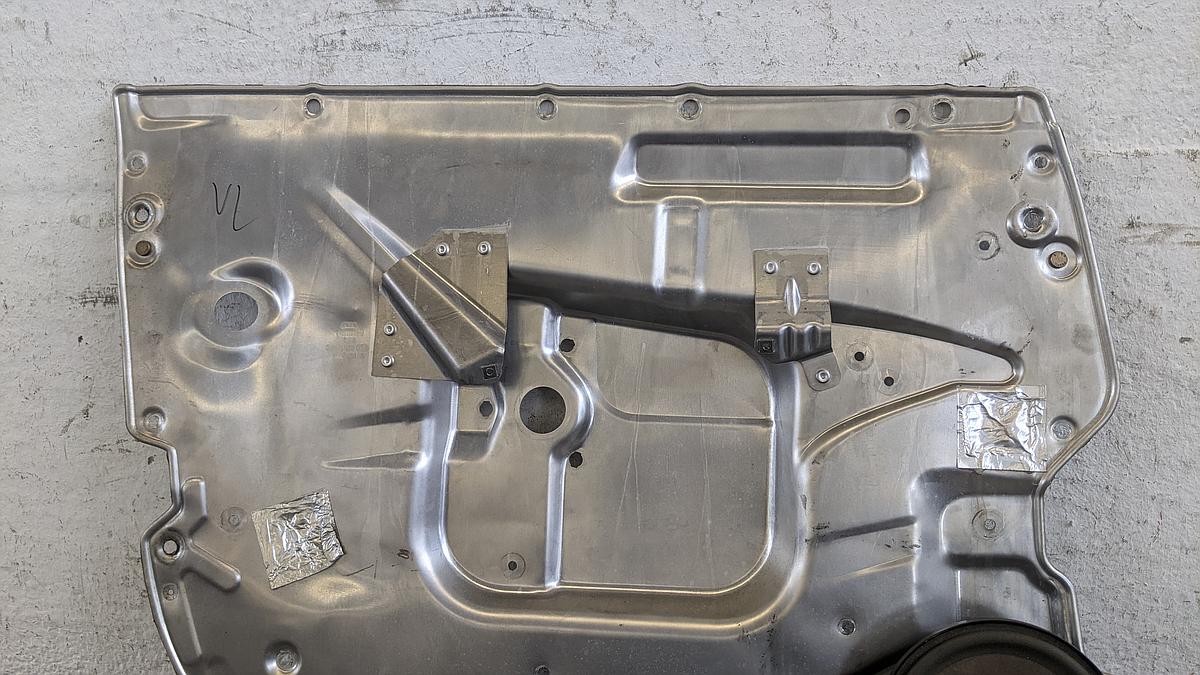 Audi A2 8Z Türblech Trägerplatte vorn links 8Z0837849C