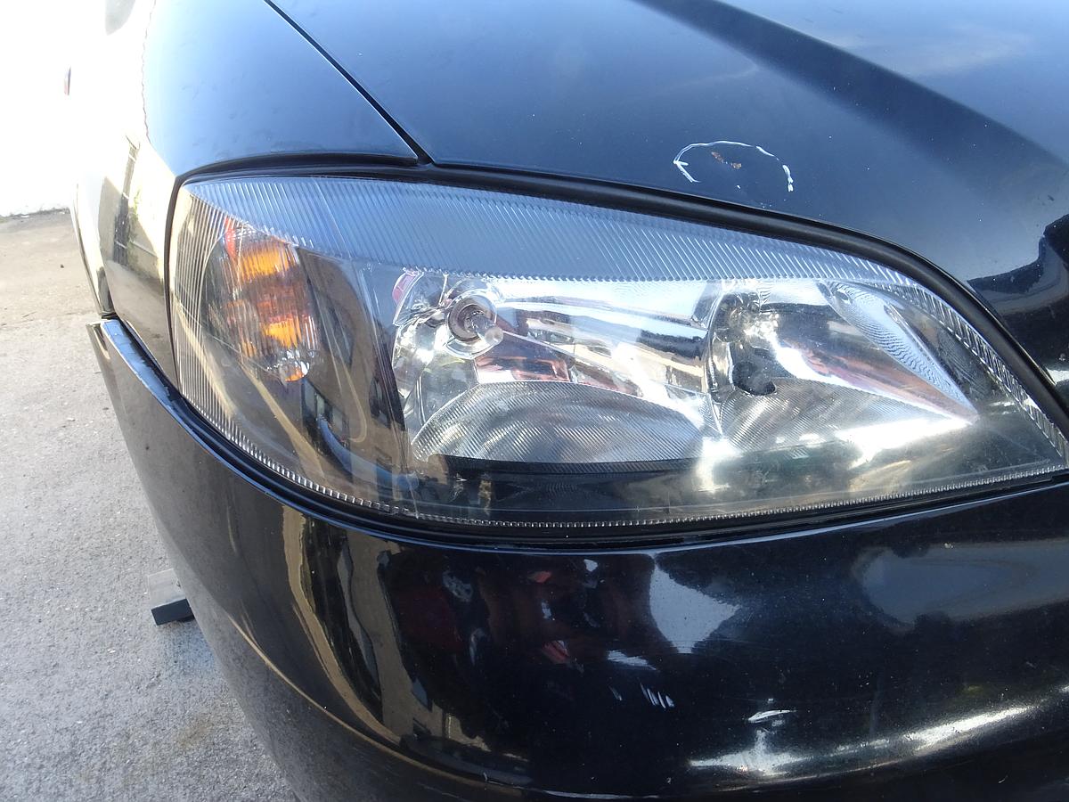 Opel Astra G Coupe Scheinwerfer vorn rechts schwarzer Hintergrund Halogen Bj.2000