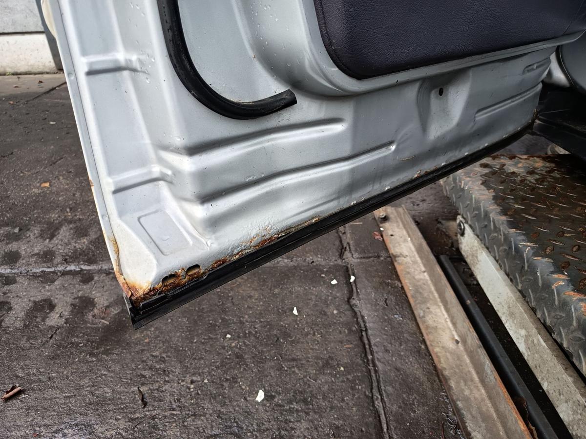 Mercedes W168 Mopf original T&uuml;r vorn links Fahrer Rost 761 Polarsilber Bj 2001