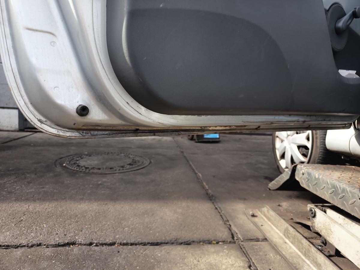 Toyota Aygo I original T&uuml;r links Fahrer 1E7 Silver Pearl Bj 2009