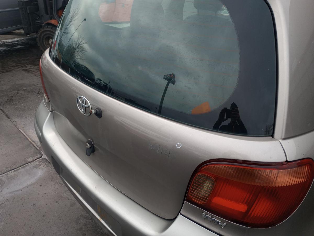 Toyota Yaris P1 original Heckklappe mit Scheibe 1D2 Silbergrau Bj 2005