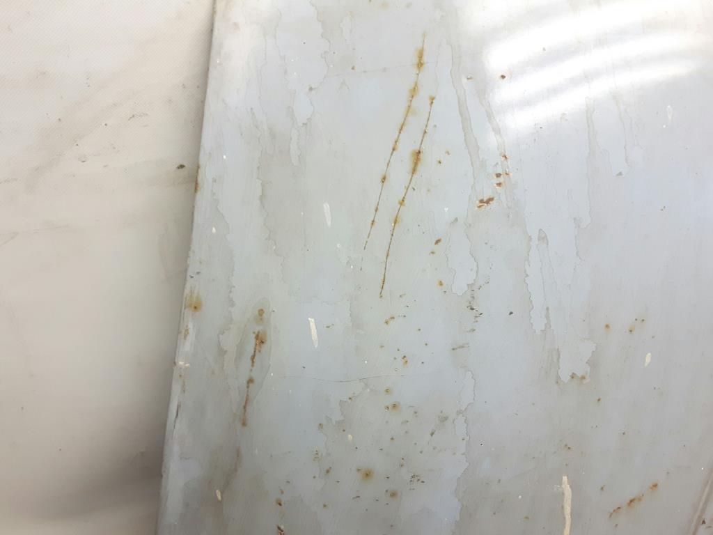 Skoda Octavia ca 1966 Motorhaube mit starken Gebrauchs- und Lagerspuren