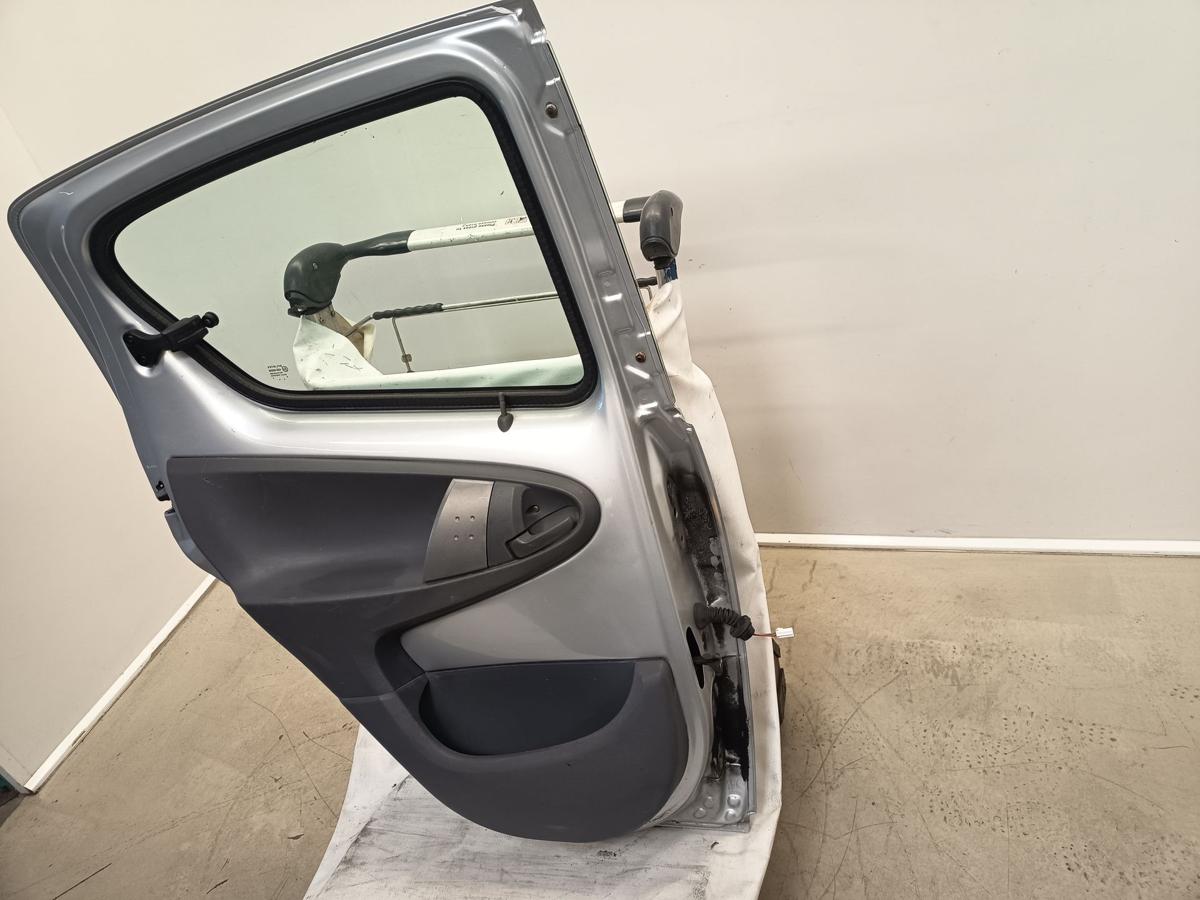 Toyota Aygo original Tür hinten links Fond Fahrerseite 1E7 Merlansilber Bj 2009