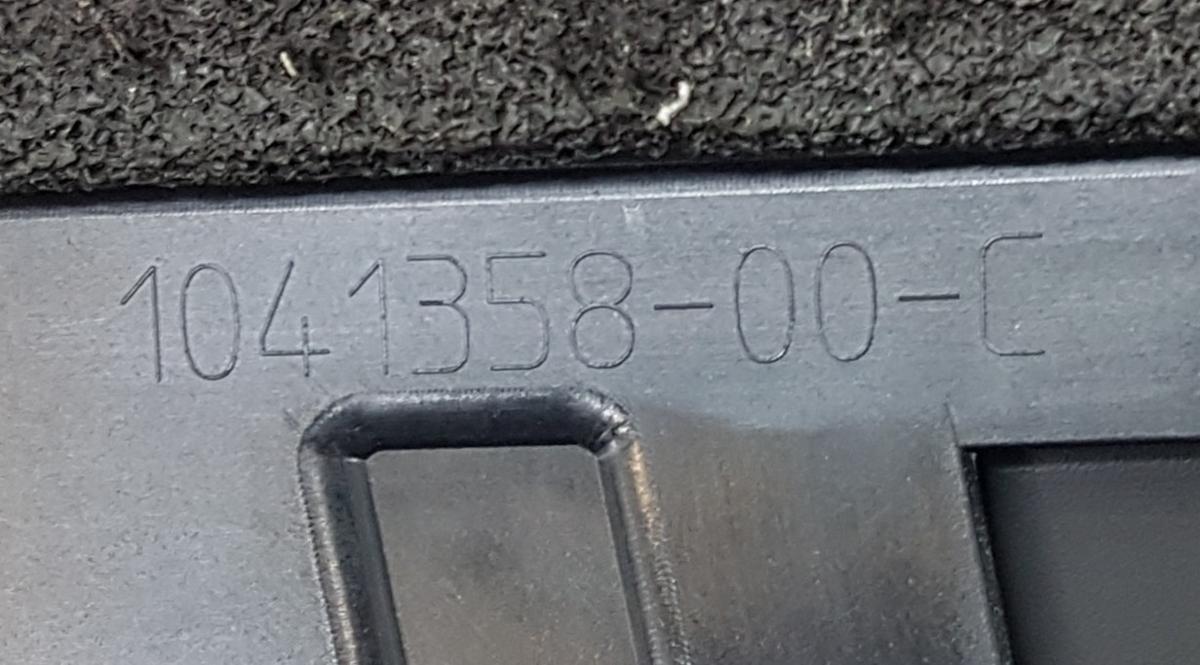 Tesla Model X Verkleidung B- S&auml;ule hinten rechts au&szlig;en Bj2022 1041358-00-C