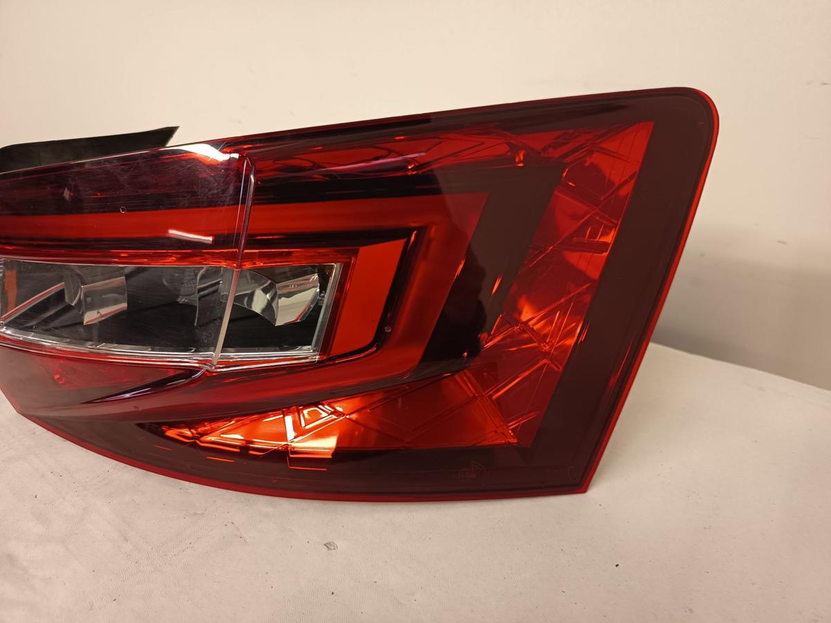 Skoda Superb 3V Kombi original Rück/Schluss/Heckleuchte rechts außen Bj 2016