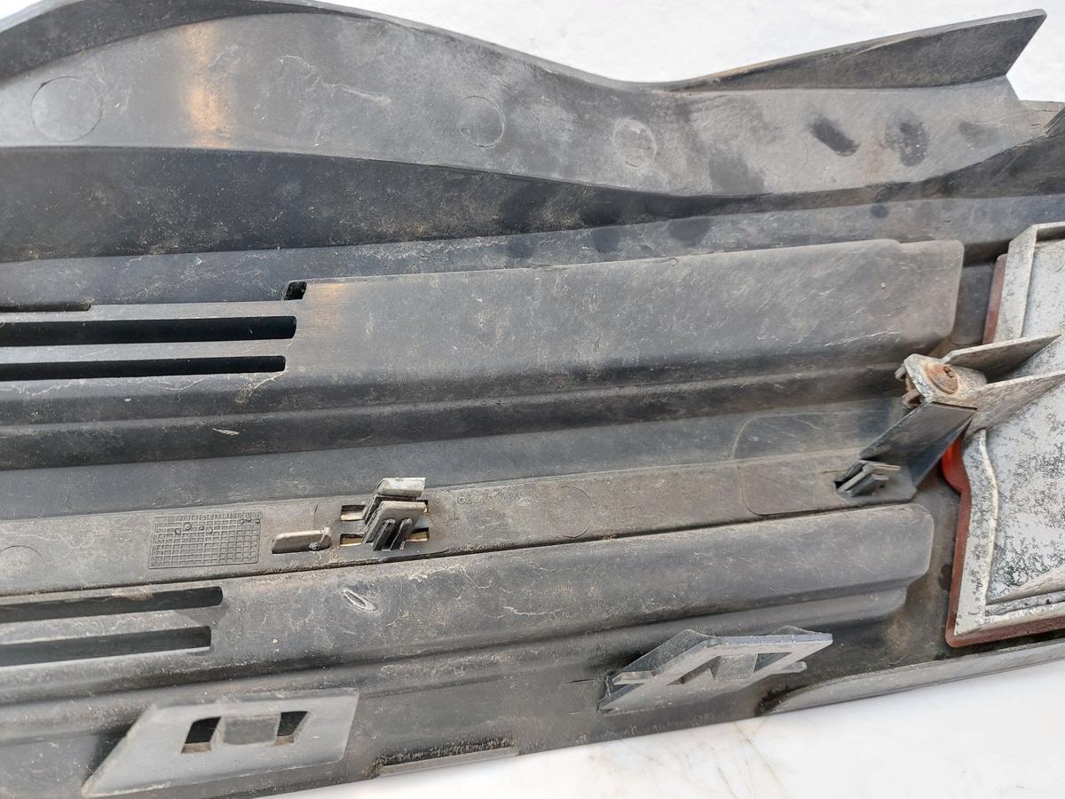 Nissan Micra K12 Kühlergrill Frontgrill Grill vorn rechts mit Blinkleuchte bis05