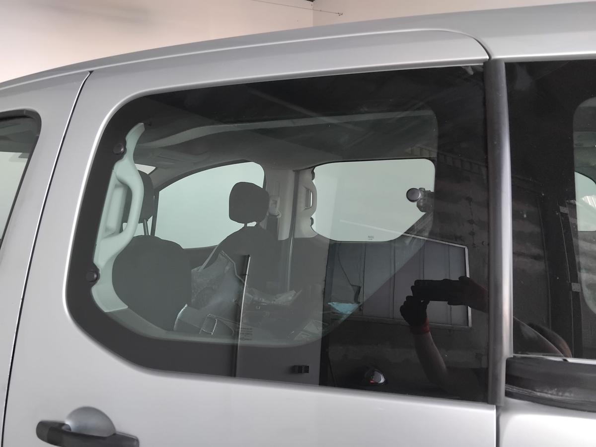 Peugeot Partner Tepee 2 Schiebet&uuml;r links mit Scheibe BJ2009 EZR aluminiumgrau