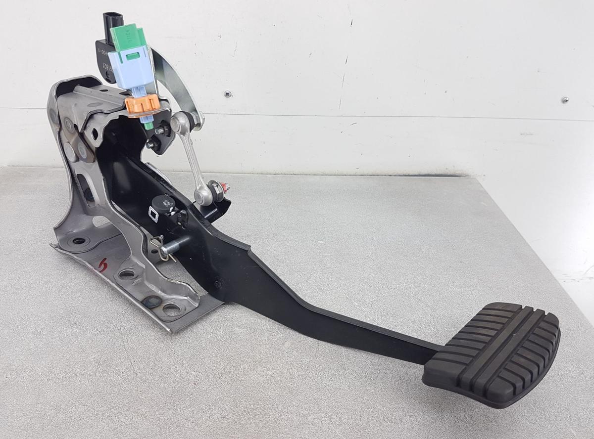 Mitsubishi Eclipse Cross original Bremspedal mit Pedalbock Bj2023