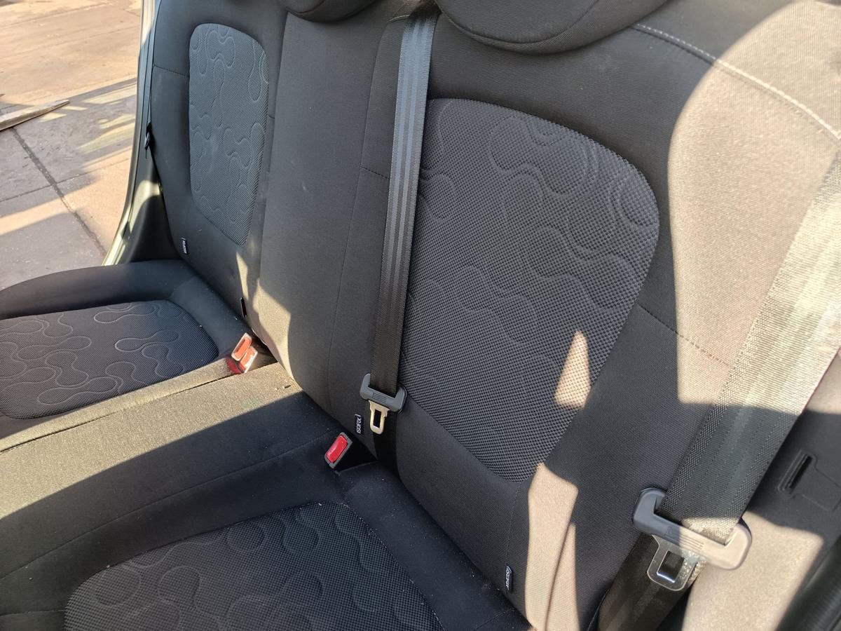 Hyundai i20 original R&uuml;cksitzbank geteilt Stoff 9P Midnight Black Bj 2011