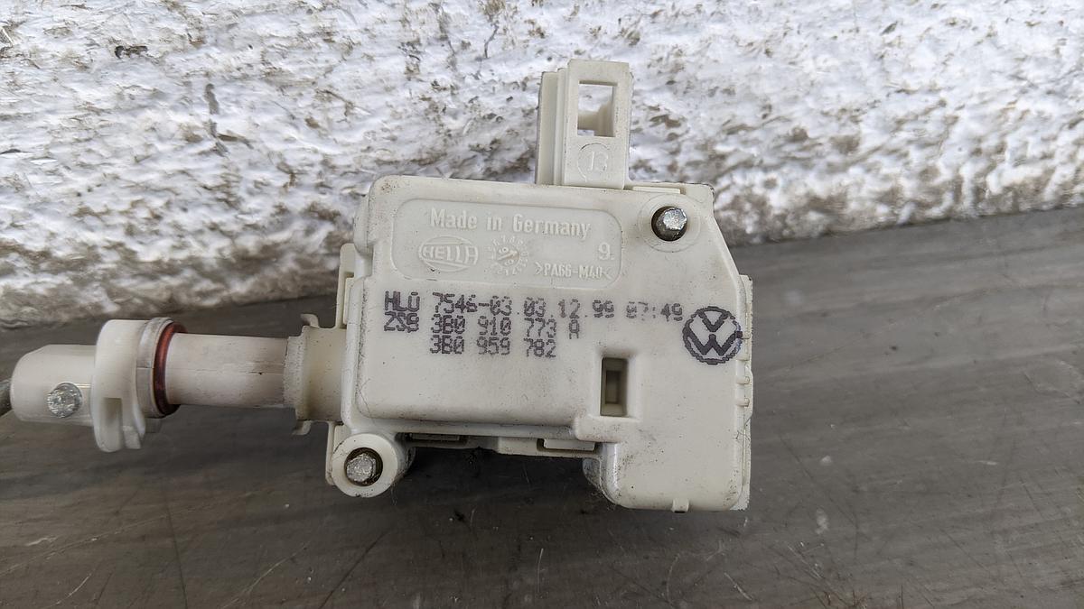 VW Passat 3B B5 Stellmotor Tankklappenentriegelung 3B0959782