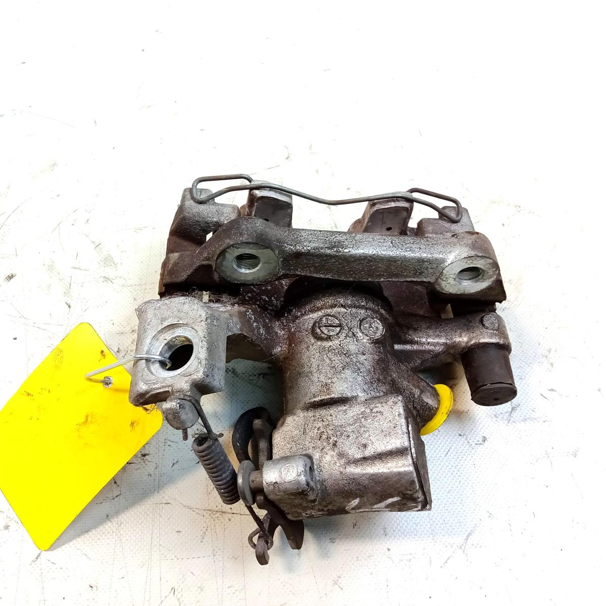 Toyota Yaris 3 Hybrid XP13 original Bremssattel hinten rechts mit Tr&auml;ger Bj.2020
