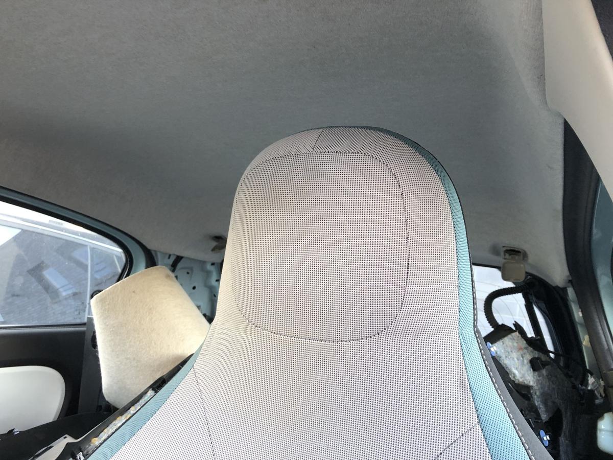 Renault Twingo III Sitz vorn links Fahrersitz Stoff kleines Brandloch