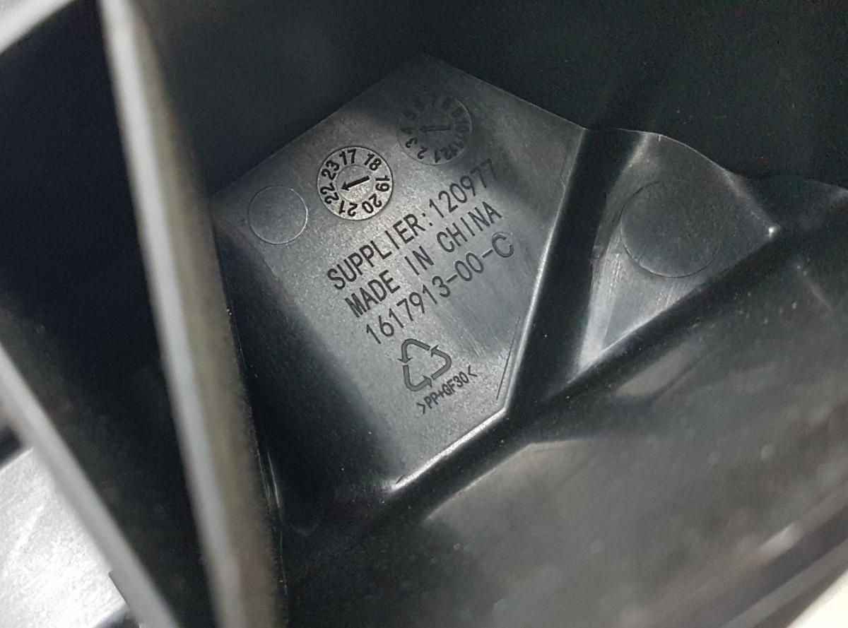 Tesla Model X Halter Scheinwerfer rechts Bj22 1617913-00-C Scheinwerferhalterung