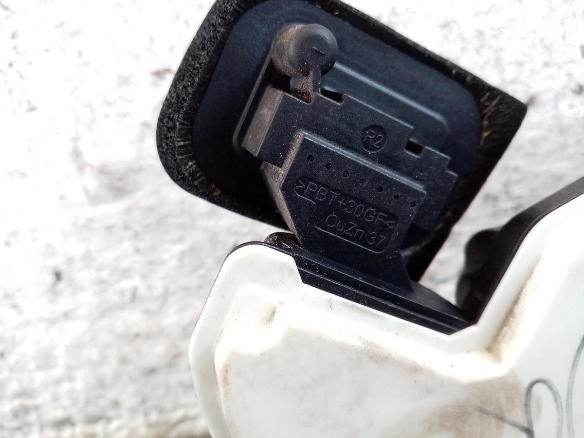 VW Golf 6 VI T&uuml;rschloss vorne rechts 3trg 5K1837016 OE