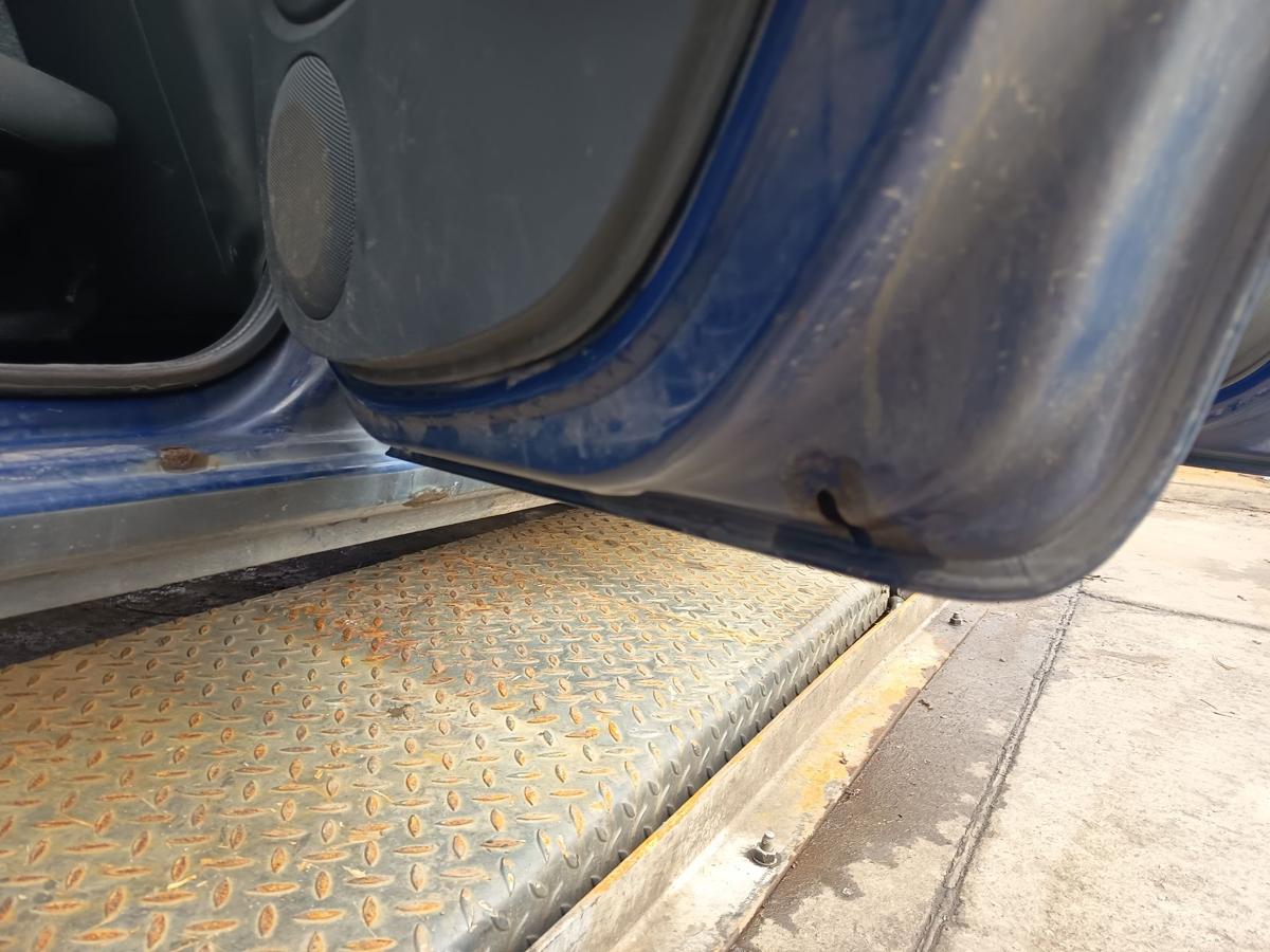 Dacia Sandero 1 original T&uuml;r hinten rechts Fond 61H Blue marine Bj 2009