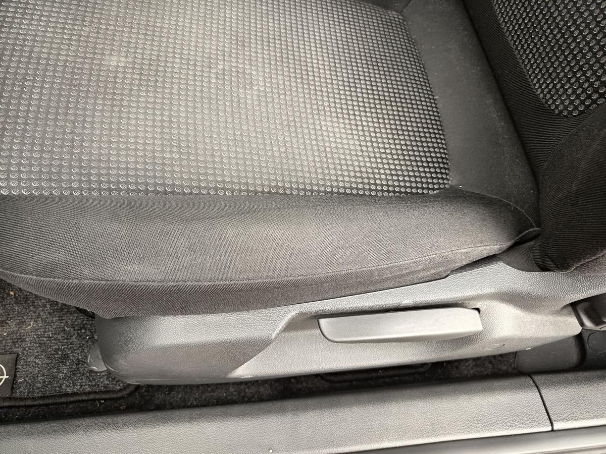Opel Corsa D original Sitz vorne links 3 T&uuml;rer Stoff Baujahr 2009