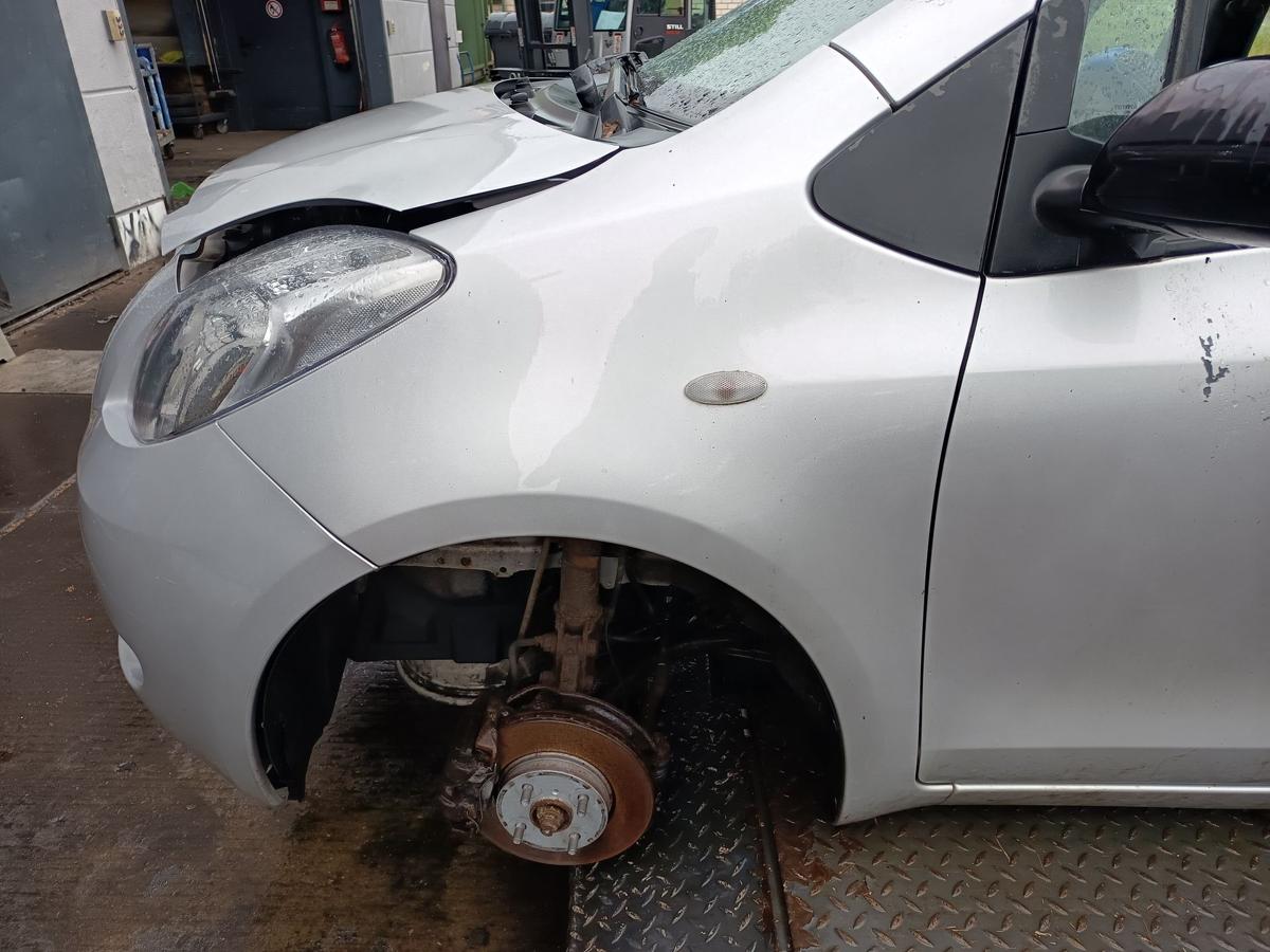 Toyota Yaris XP9 original Kotflügel links Seitenteil 1E7 Silver pearl Bj 2006