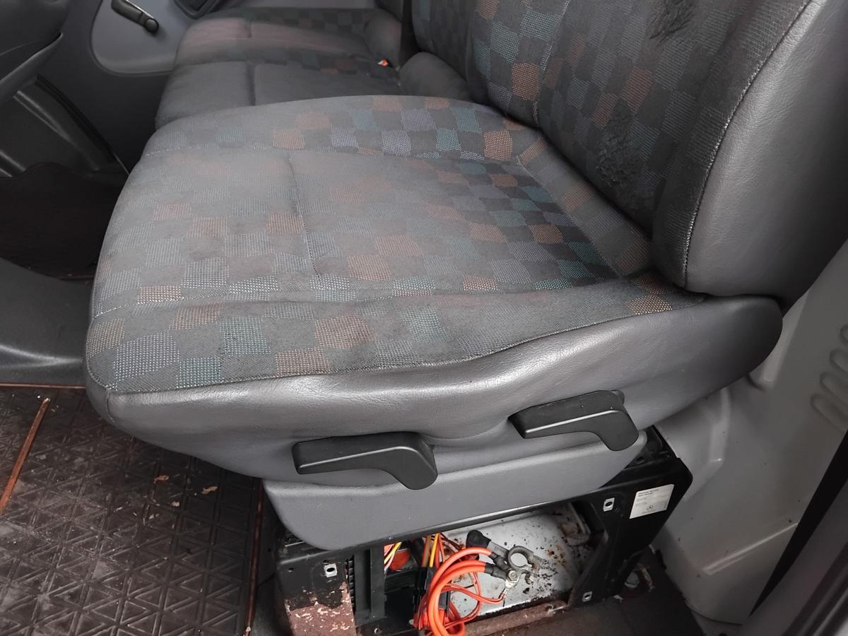 Mercedes Vito 638 Kastenwagen Sitz vorn links Fahrersitz BJ2003 Stoff