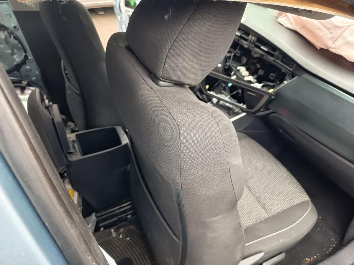 Toyota Auris E18 Beifahrersitz vorn rechts Stoff schwarz/anthrazit Bj 2013