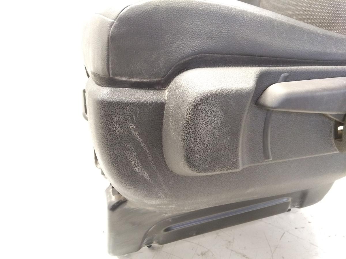 Opel Vivaro C Sitz vorn links Fahrersitz Kunstleder schwarz mit Stoff Bj.2020