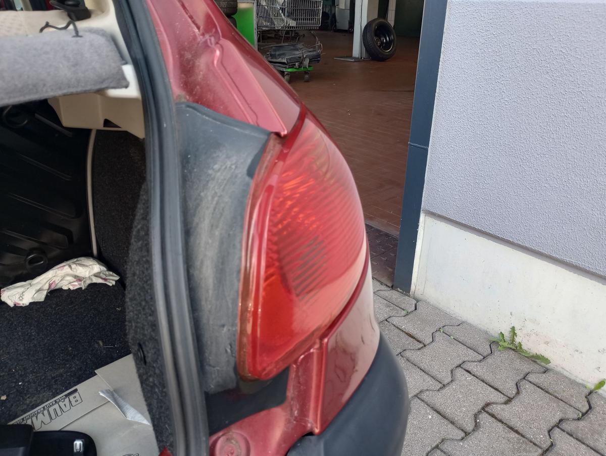 Peugeot 206 5türer Rückleuchte rechts Heck Schluss Licht Bj 2004