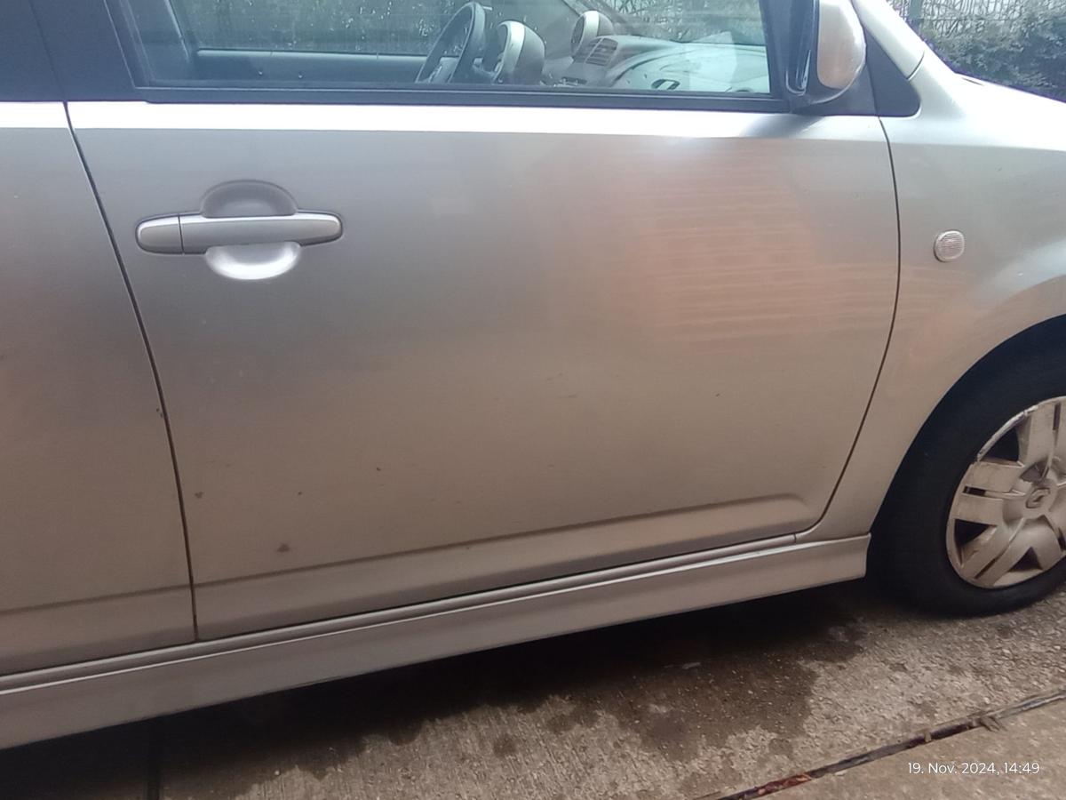 Daihatsu Sirion M300 orig Tür vorn rechts Beifahrertür 5trg S28 Silber Bj 2007