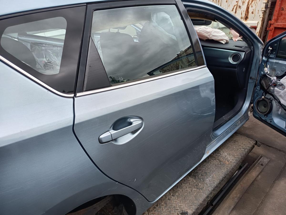 Toyota Auris E18 Limo original T&uuml;r hinten rechts Fond 8N0 Arktisblau Bj 2013