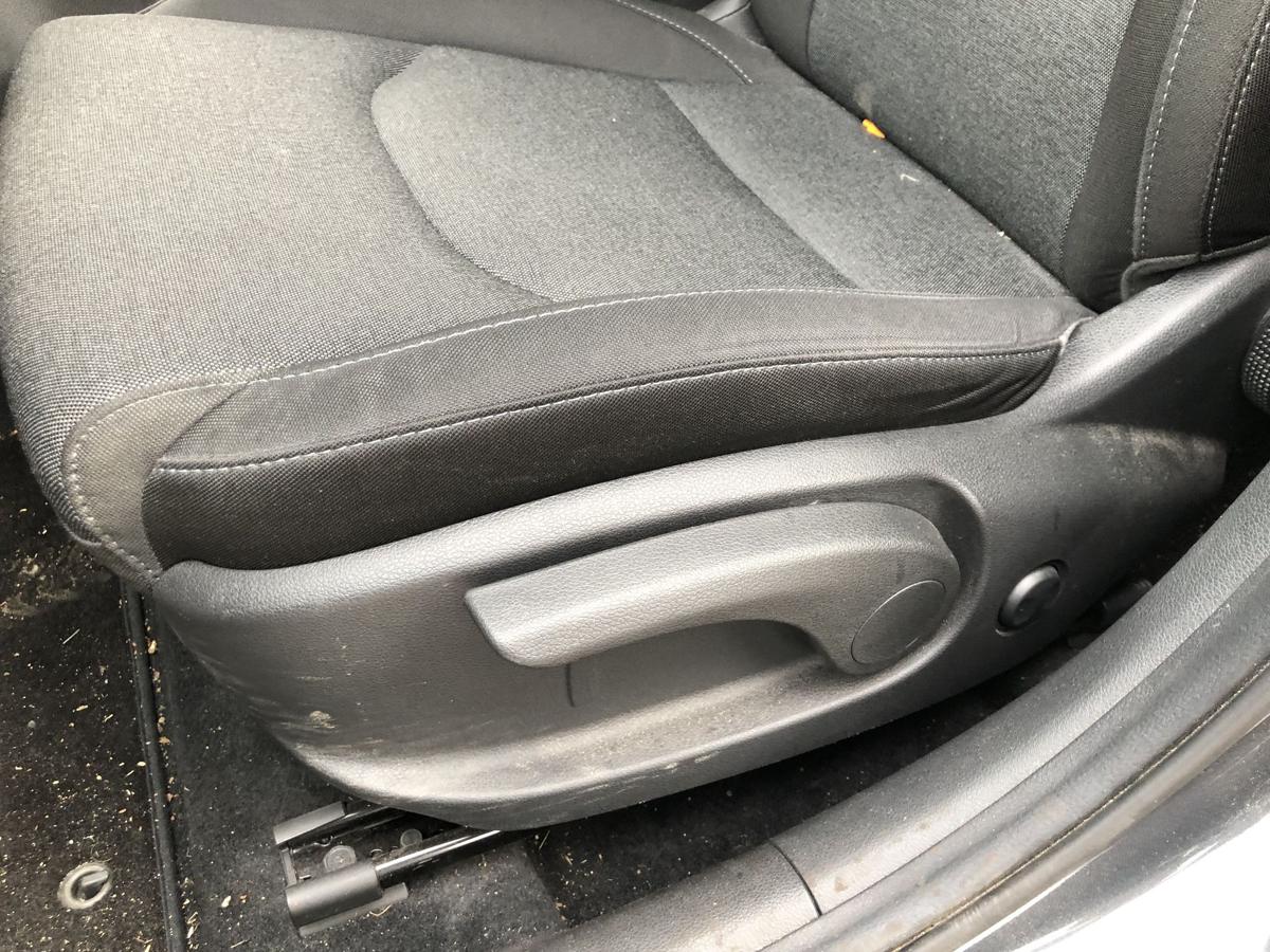 Hyundai i30 PD Mild Hybrid Sitz vorn links Stoff mit Heizung Autositz Fahrersitz