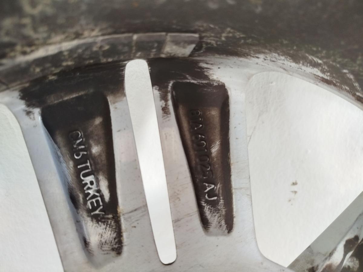 Audi Q2 Typ AG Komplettrad mit Alufelge 7x17 ET45 Allwetter Hankook 215 55 17