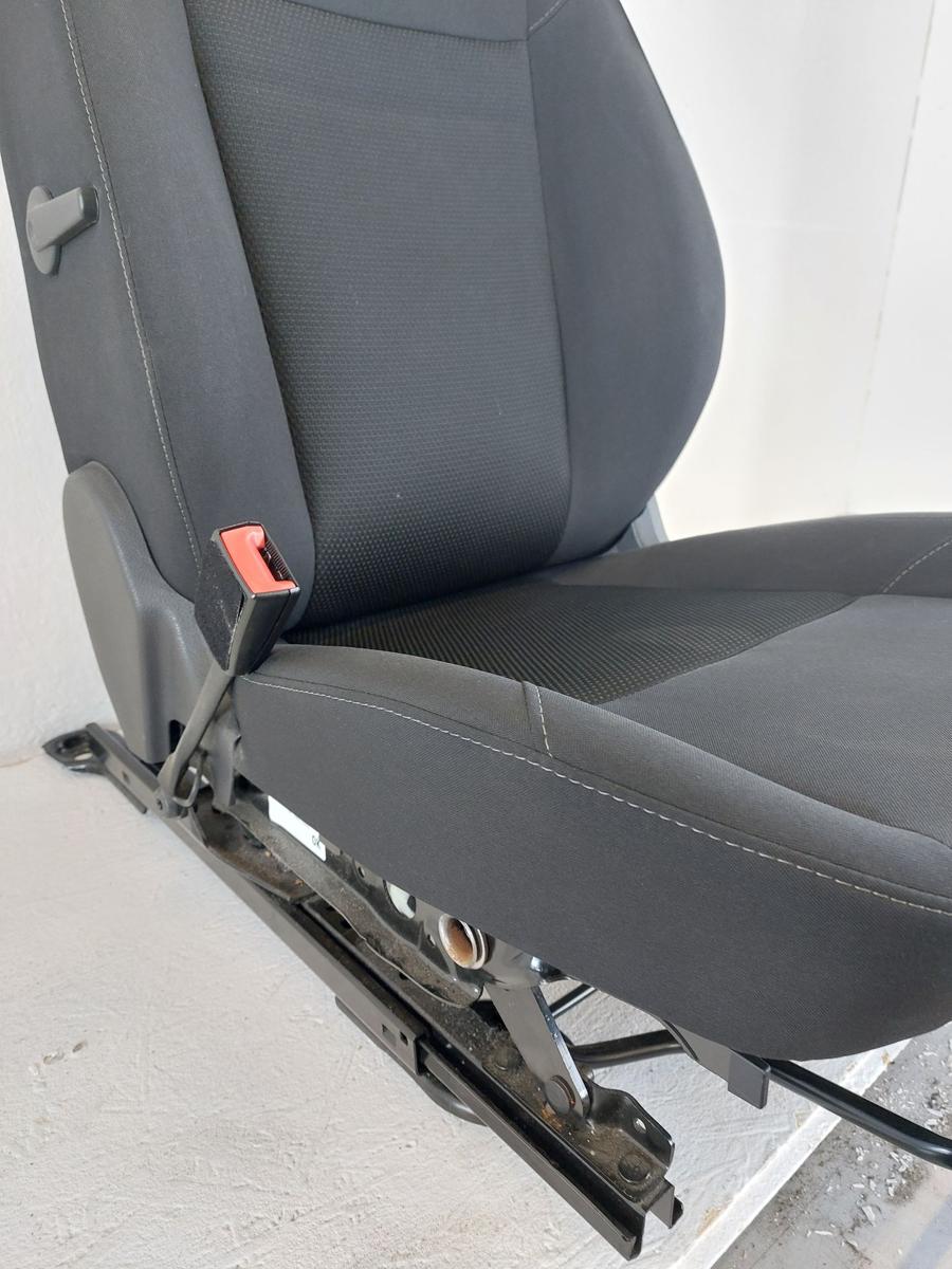 Ford Focus DYB CEW Turnier Sitz vorn links Fahrersitz Stoff ohne Heizung