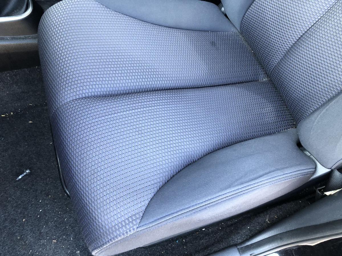 Nissan Tiida C11 Sitz vorn links Fahrersitz Stoff ohne Heizung Autositz