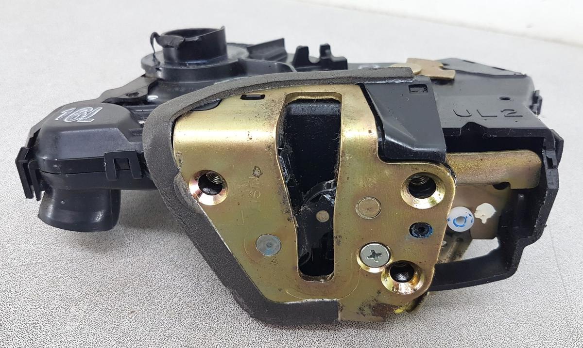 Toyota Corolla E12 Türschloss vorn links Bj05 Produktion England 5 Türig 6 Pins