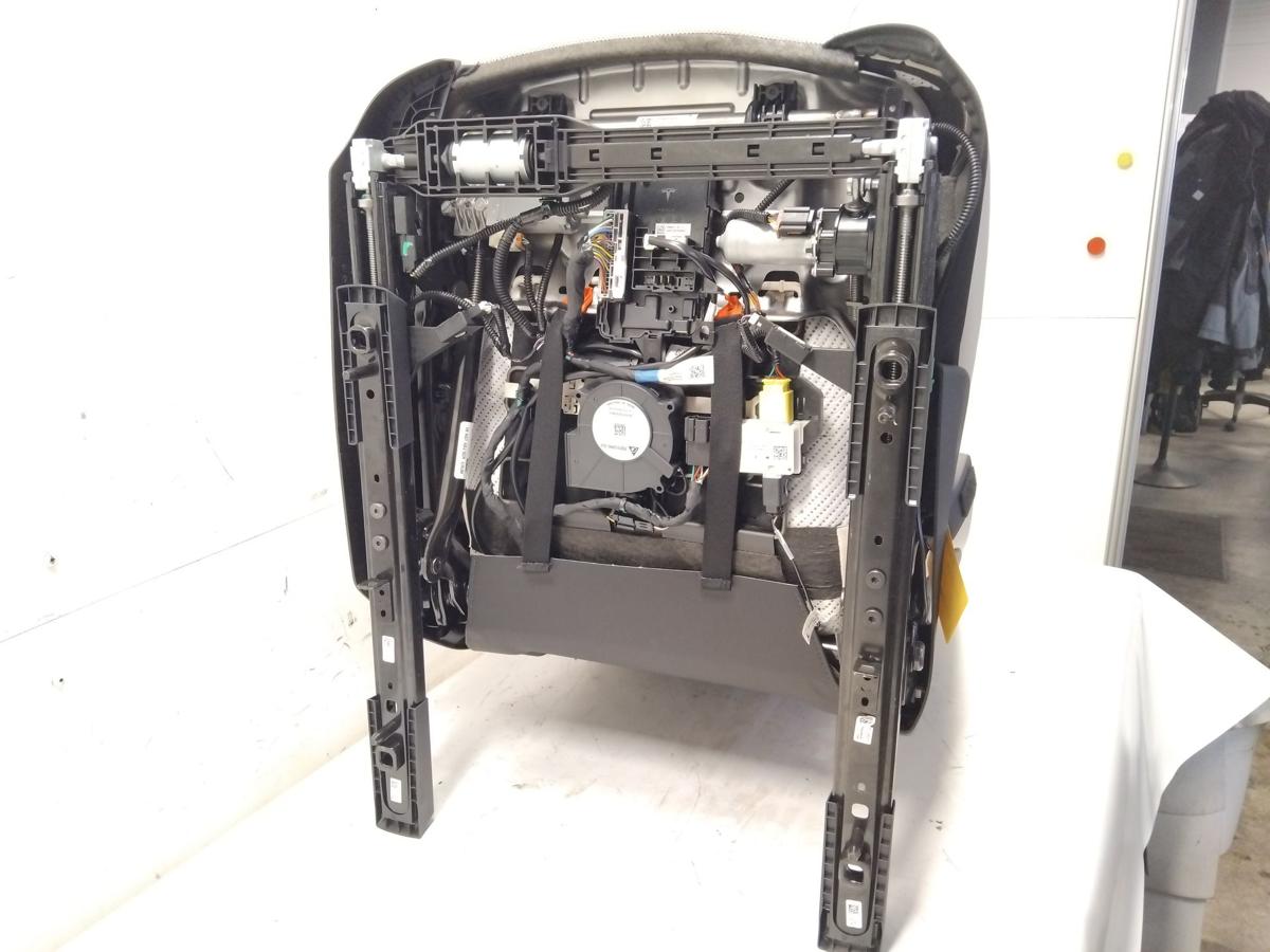 Tesla Model S Facelift Sitz vorn rechts Beifahrersitz elektr. Leder cream 2023