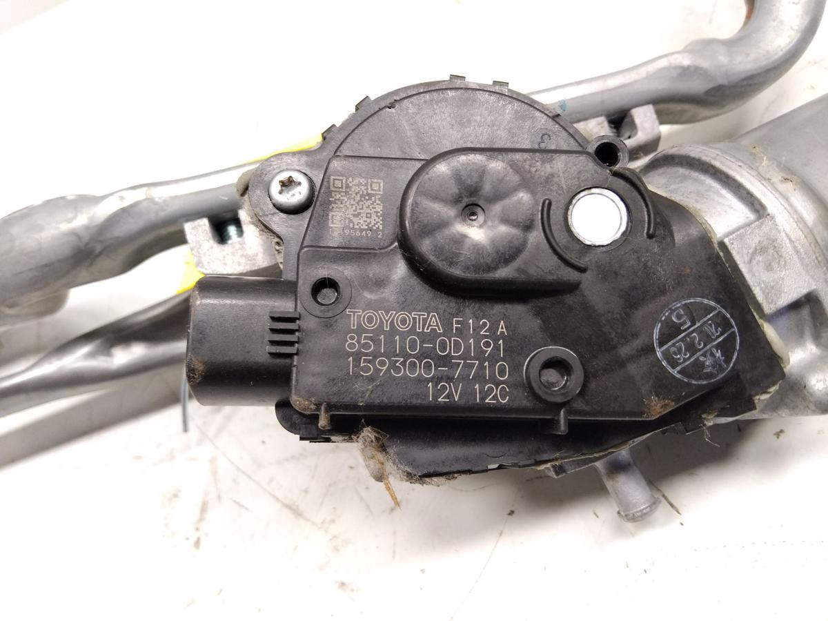 Toyota Yaris 3 Hybrid XP13 original Wischermotor vorn mit Wischergest&auml;nge Bj2020