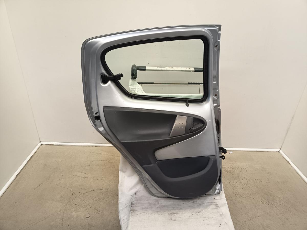 Toyota Aygo original Tür hinten links Fond Fahrerseite 1E7 Merlansilber Bj 2009
