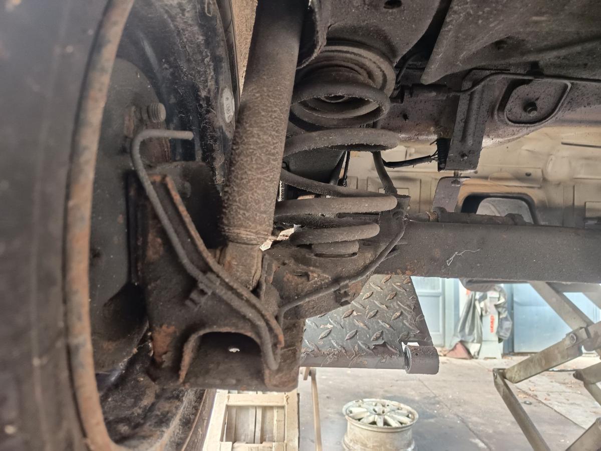 Opel Corsa B S93 Bj 1996 original Hinterachse mit Trommelbremse 1,2L 33KW Benzin