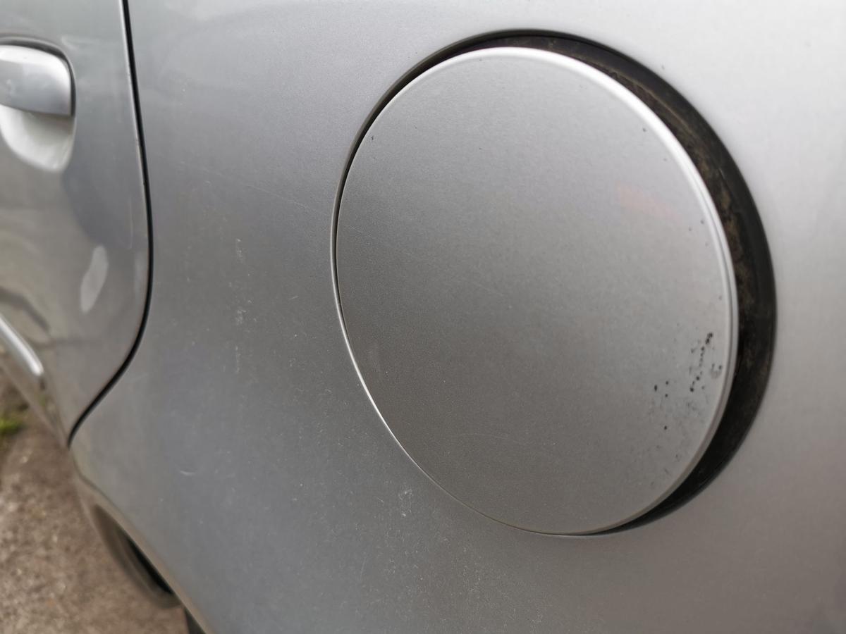Mitsubishi Colt Z30 Tankklappe Tankdeckel Tankverschluss 5 Türer A50 Pure Silver