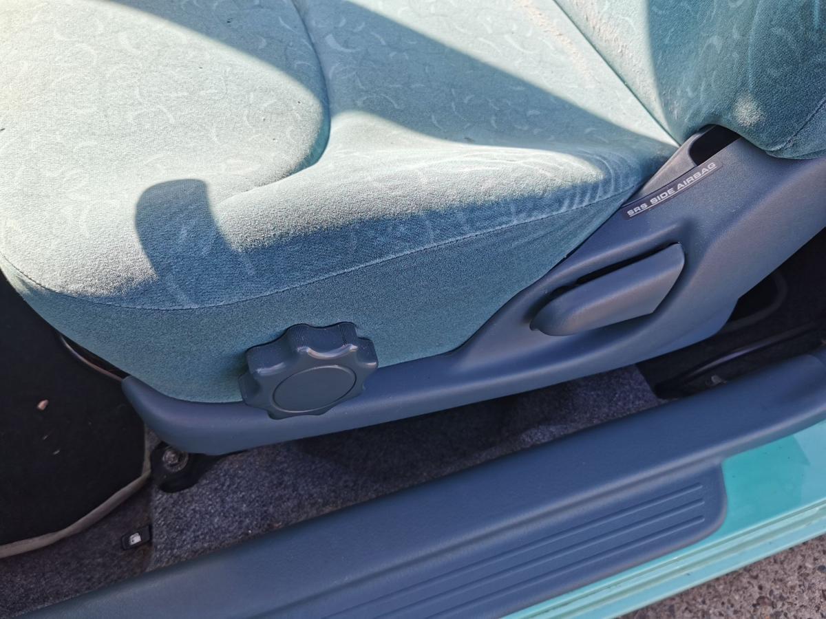 Toyota Yaris XP10 Fahrersitz Sitz Autositz vorn links 3 Türer Velour