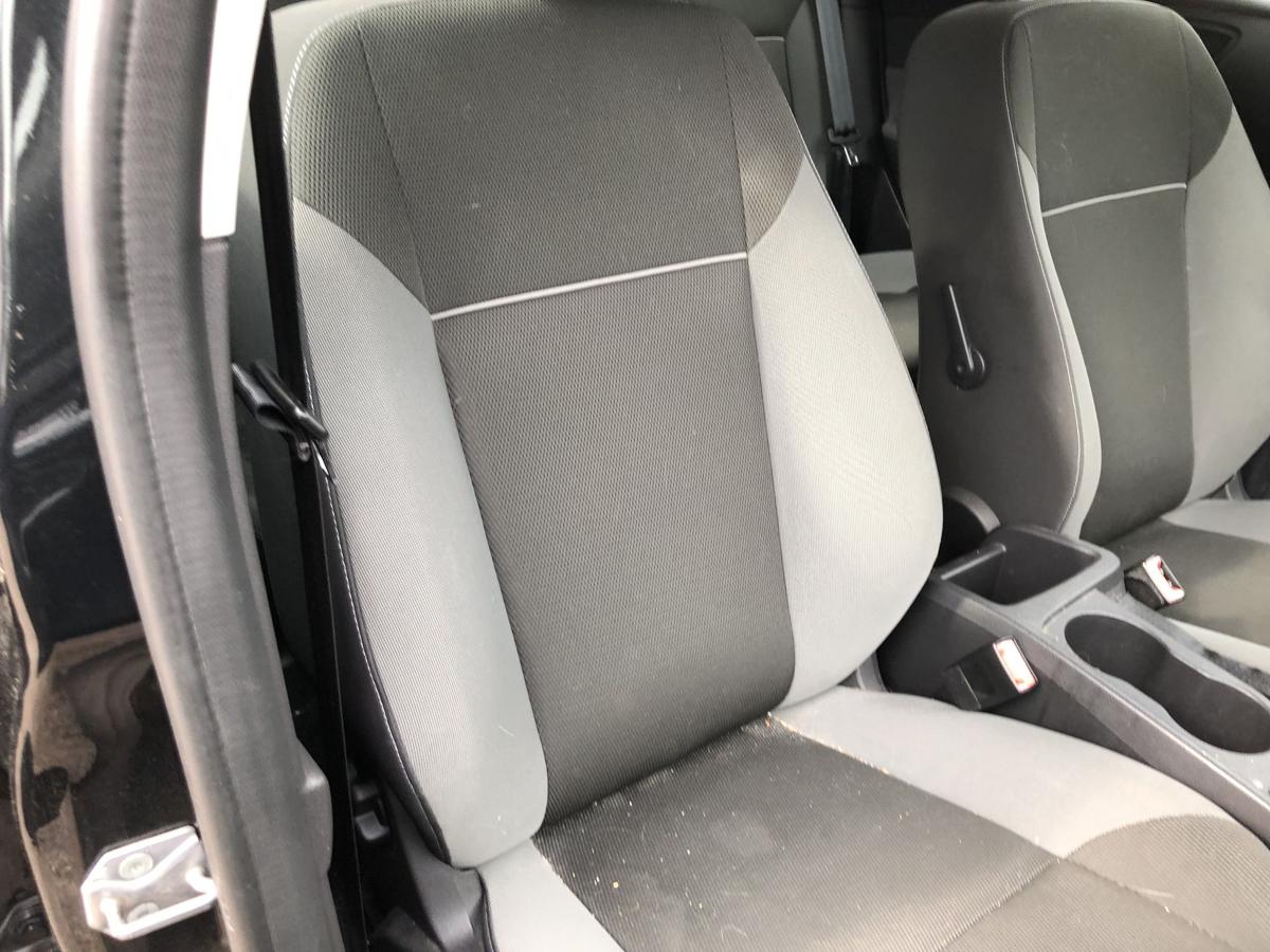 Ford Focus DYB Sitz vorn rechts Beifahrersitz Stoff Sitzheizung Stoffsitz 5trg