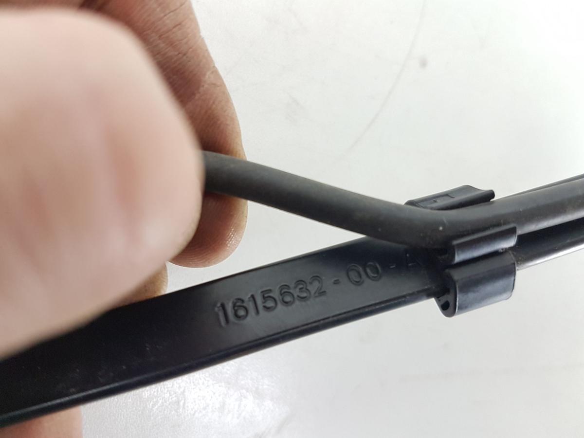 Tesla Model X Wischerarm vorn rechts Bj2022 1615632-00-A 0399406726 schwarz