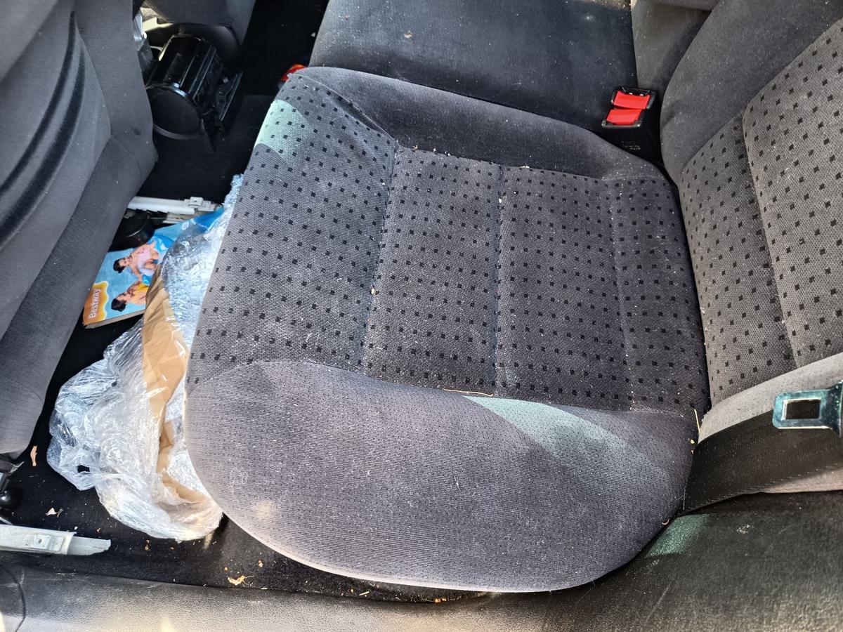 VW Golf IV Limo original R&uuml;cksitzbank geteilt Armlehne Stoff schwarz Bj 1999