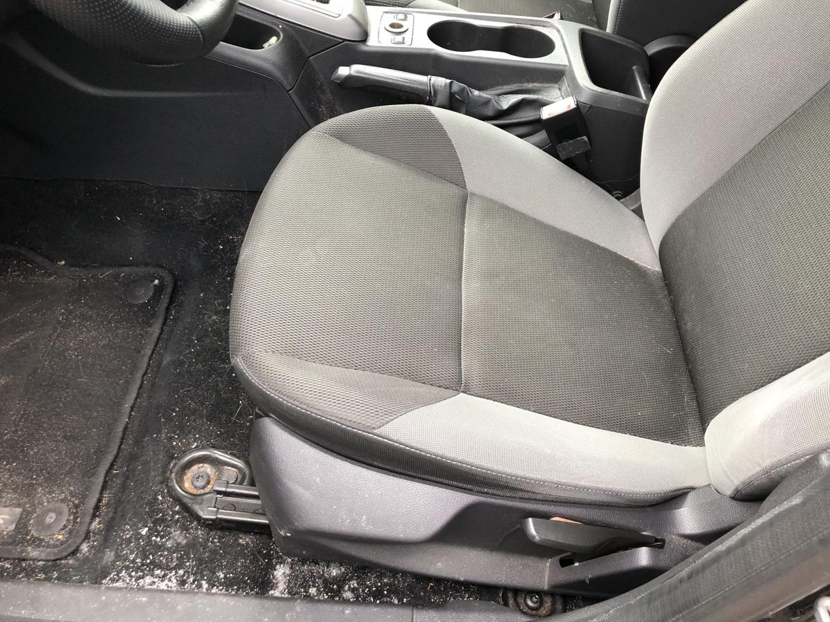 Ford Focus DYB Sitz vorn links Fahrersitz Stoff Sitzheizung Stoffsitz 5trg