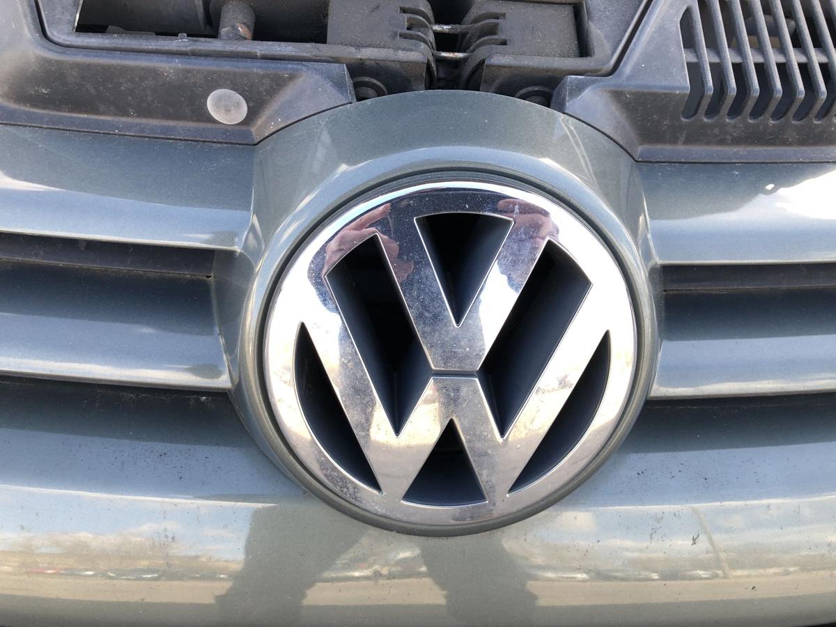 VW Golf 5 V 1K K&uuml;hlergrill Frontgrill Grill mit Logo LA6Q Sagegreen