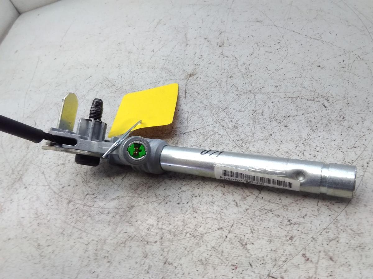 Opel Corsa D original Gurtstraffer vorn rechts Au&szlig;enseite Sitz BJ2006