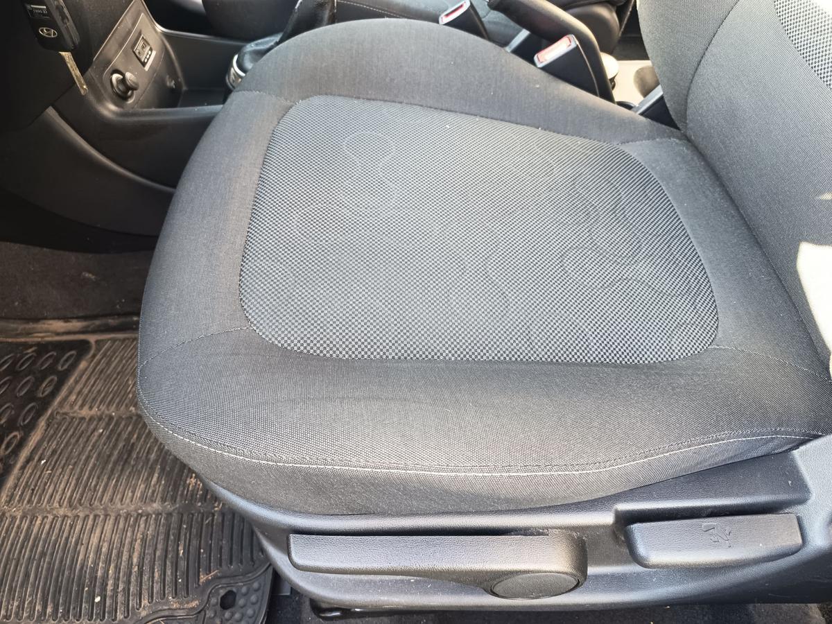Hyundai i20 original Sitz vorn links Fahrer Stoff 9P Midnight Black Bj 2011