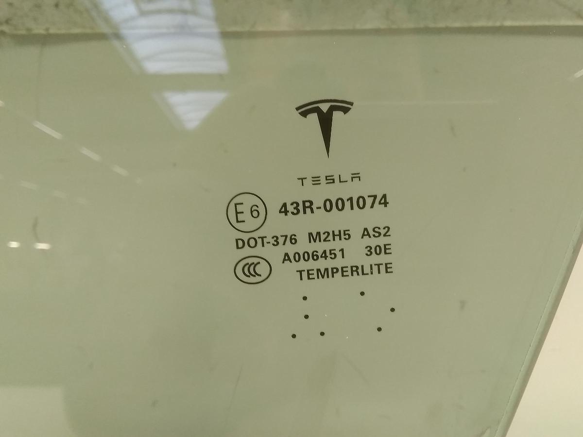 Tesla Model S P90D original Türscheibe vorn links foliert