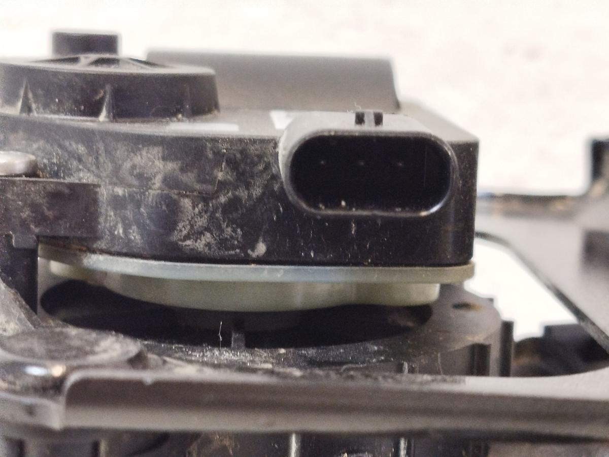 NIO ET7 Elektro Zusatzwasserpumpe mit 5 Wegeventil Ventil K&uuml;hlkreislauf