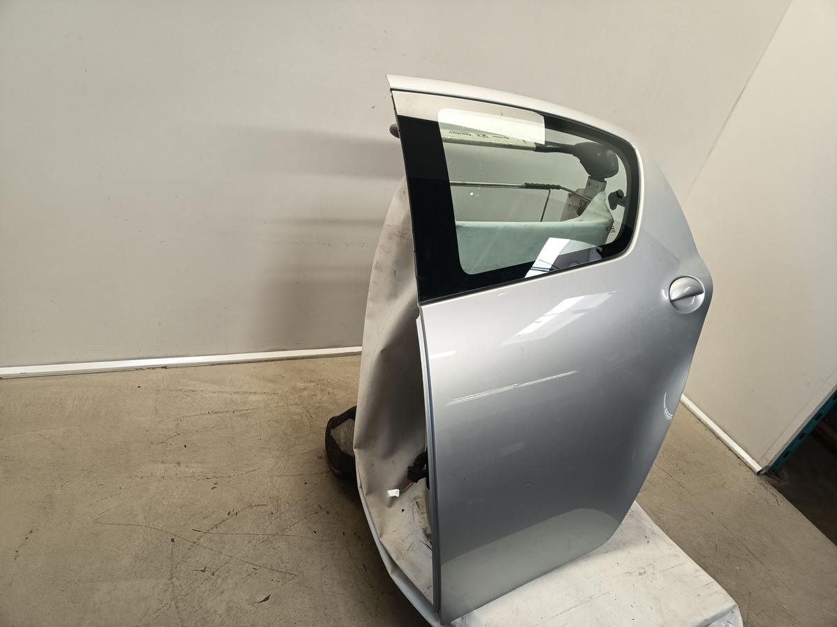 Toyota Aygo original Tür hinten links Fond Fahrerseite 1E7 Merlansilber Bj 2009