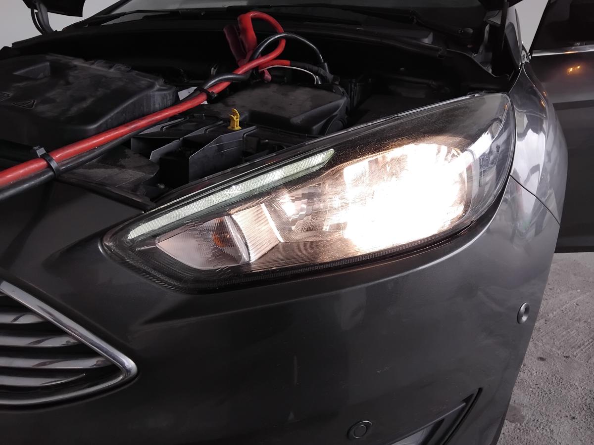 Ford Focus 3 Facelift orig Scheinwerfer links Halogen mit LWR Tagfahrlicht BJ15